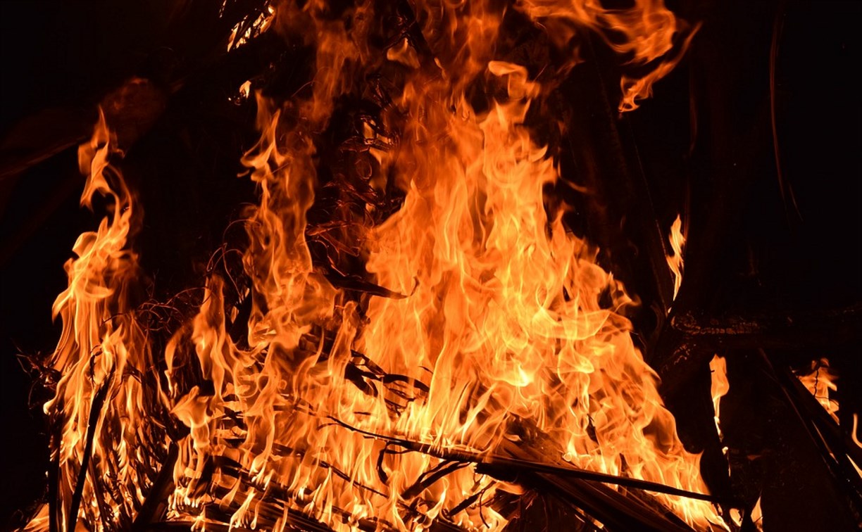 В Александровске-Сахалинском загорелся дачный домик