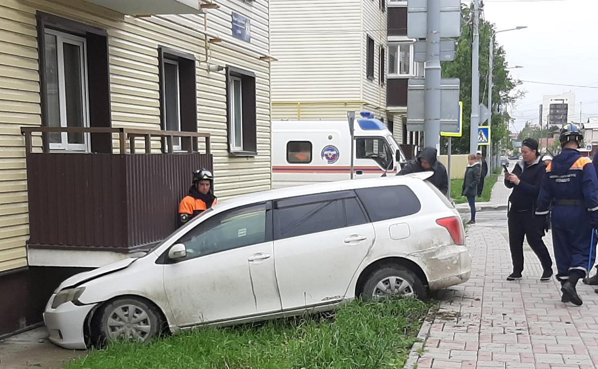 Toyota Fielder отбросило под балкон жилого дома при ДТП в Южно-Сахалинске
