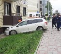 Toyota Fielder отбросило под балкон жилого дома при ДТП в Южно-Сахалинске