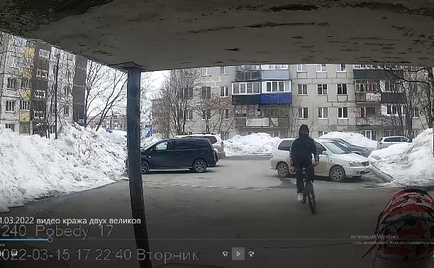 Полицейские на Сахалине опубликовали видео с парнем, который угоняет велосипеды из подъездов