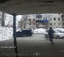 Полицейские на Сахалине опубликовали видео с парнем, который угоняет велосипеды из подъездов