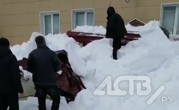 Снежная лавина сошла с крыши магазина на Сахалине: масса разрушила козырёк и повредила автомобили
