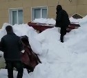 Снежная лавина сошла с крыши магазина на Сахалине: масса разрушила козырёк и повредила автомобили