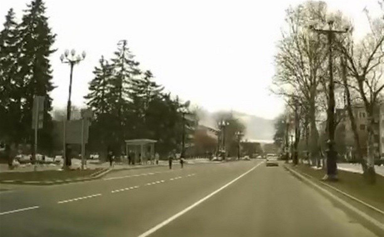 Сахалинские школьники прокатились на самокатах посреди дороги 