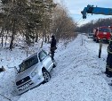 На трассе Южно-Сахалинск - Холмск автомобиль слетел в кювет