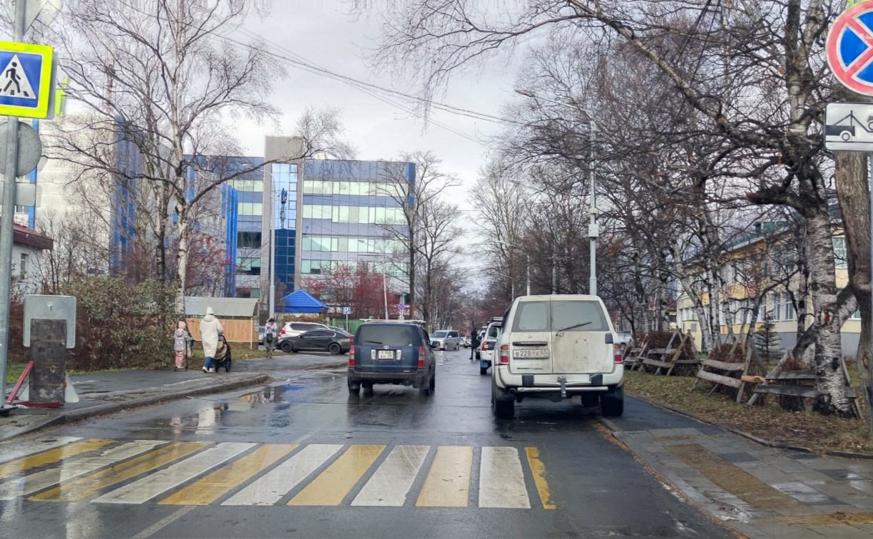 Патрульный автомобиль пустили по улице Южно-Сахалинска в поисках автохамов