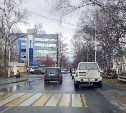 Патрульный автомобиль пустили по улице Южно-Сахалинска в поисках автохамов