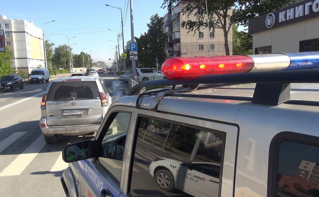 Джип сбил пешехода на светофоре в Южно-Сахалинске