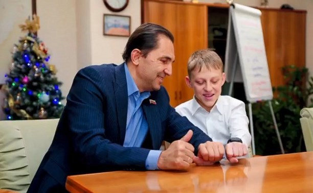 Сахалинский подросток из детского дома на день стал председателем областной думы