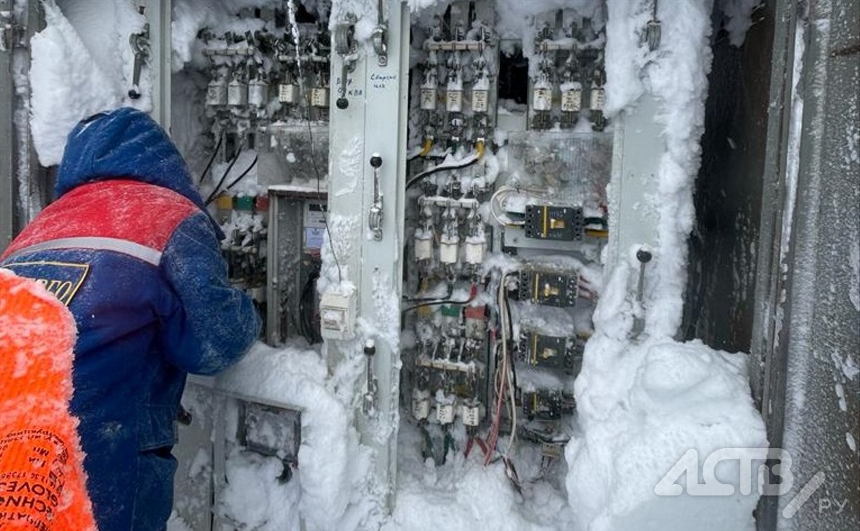 Снег залепил подстанцию в планировочном районе Южно-Сахалинска и её закоротило