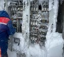 Снег залепил подстанцию в планировочном районе Южно-Сахалинска и её закоротило