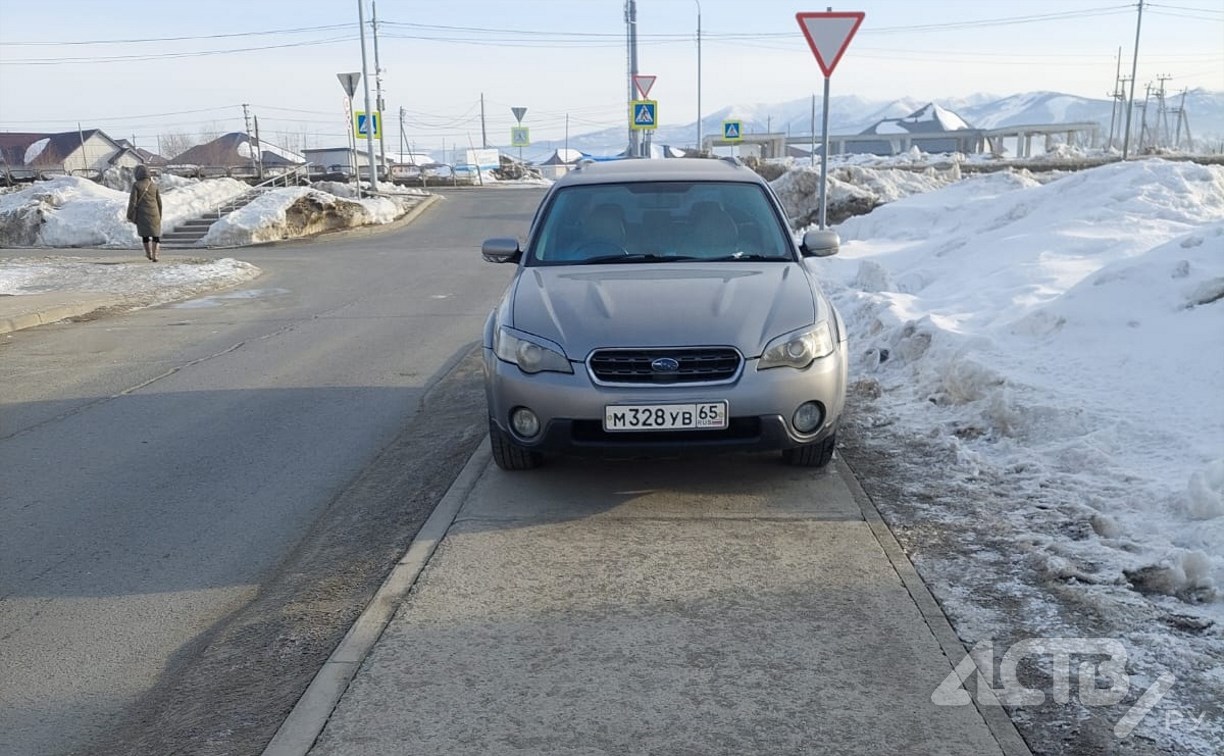 Автохам в Новотроицком ежедневно полностью блокирует пешеходную дорожку, но управы на него не нашли