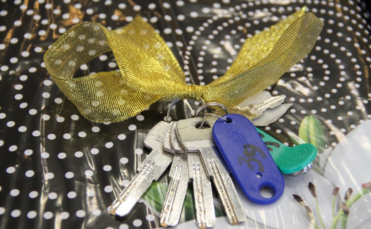 В Корсакове вручили ключи от девяти благоустроенных квартир детям-сиротам