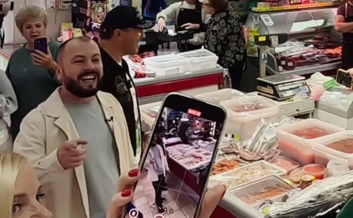 Певец Ярослав Сумишевский спел с сахалинцами на рынке морепродуктов