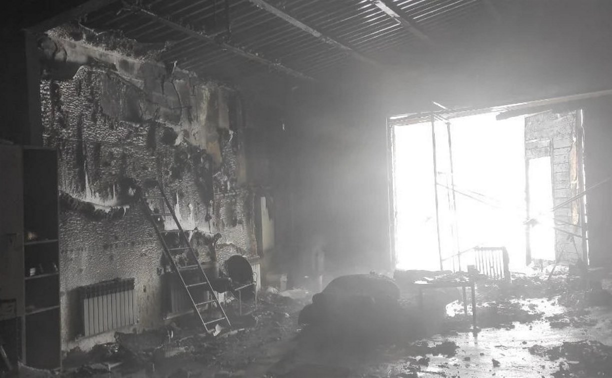 Появились фото сгоревшего в Томари гаража