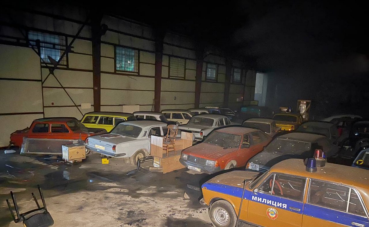 Большая коллекция ретроавтомобилей чудом уцелела во время пожара на Сахалине: фото с места ЧП