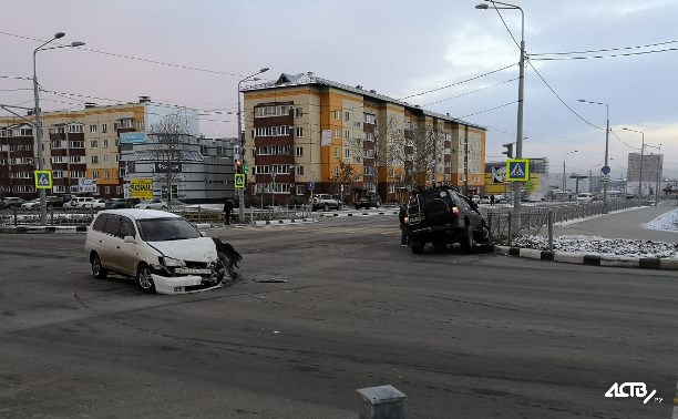 Минивэн и внедорожник столкнулись на перекрестке в Южно-Сахалинске