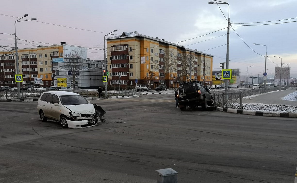 Минивэн и внедорожник столкнулись на перекрестке в Южно-Сахалинске