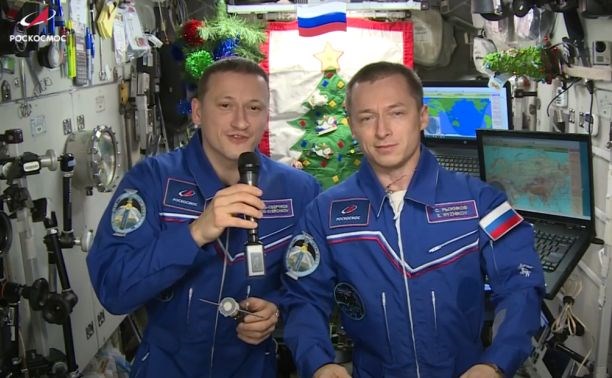 Российские космонавты поздравили землян с Новым годом