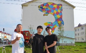 Художники из Южной Кореи нарисовали цветную горбушу на стене дома в Дальнем
