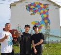 Художники из Южной Кореи нарисовали цветную горбушу на стене дома в Дальнем