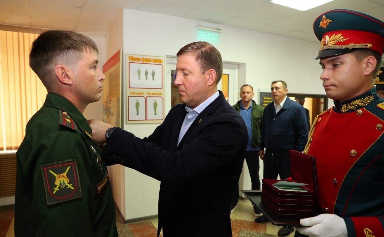 Андрей Турчак наградил сахалинских военных