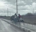 Автомобиль снёс дорожное ограждение в результате ДТП в Долинском районе