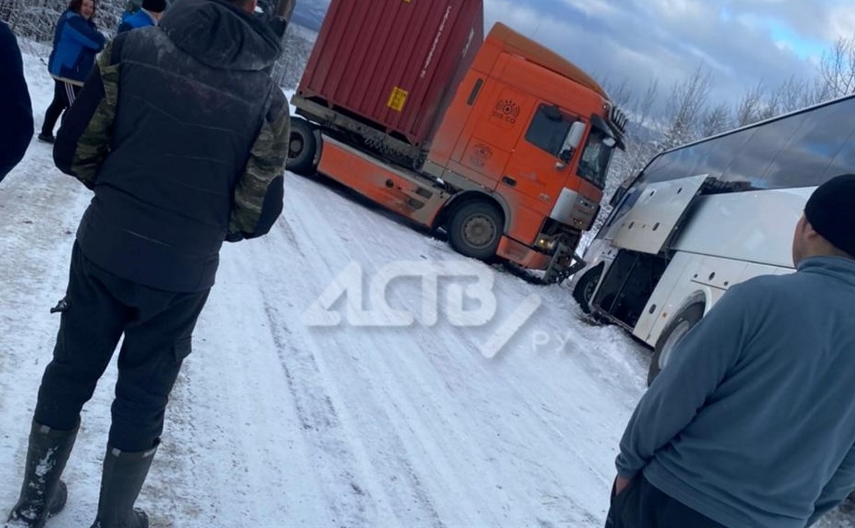 В ГИБДД озвучили причину аварии с рейсовым автобусом и грузовиком на Сахалине