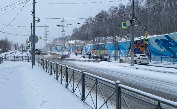 Жесткое ДТП в Южно-Сахалинске: автомобиль вылетел в ограждение