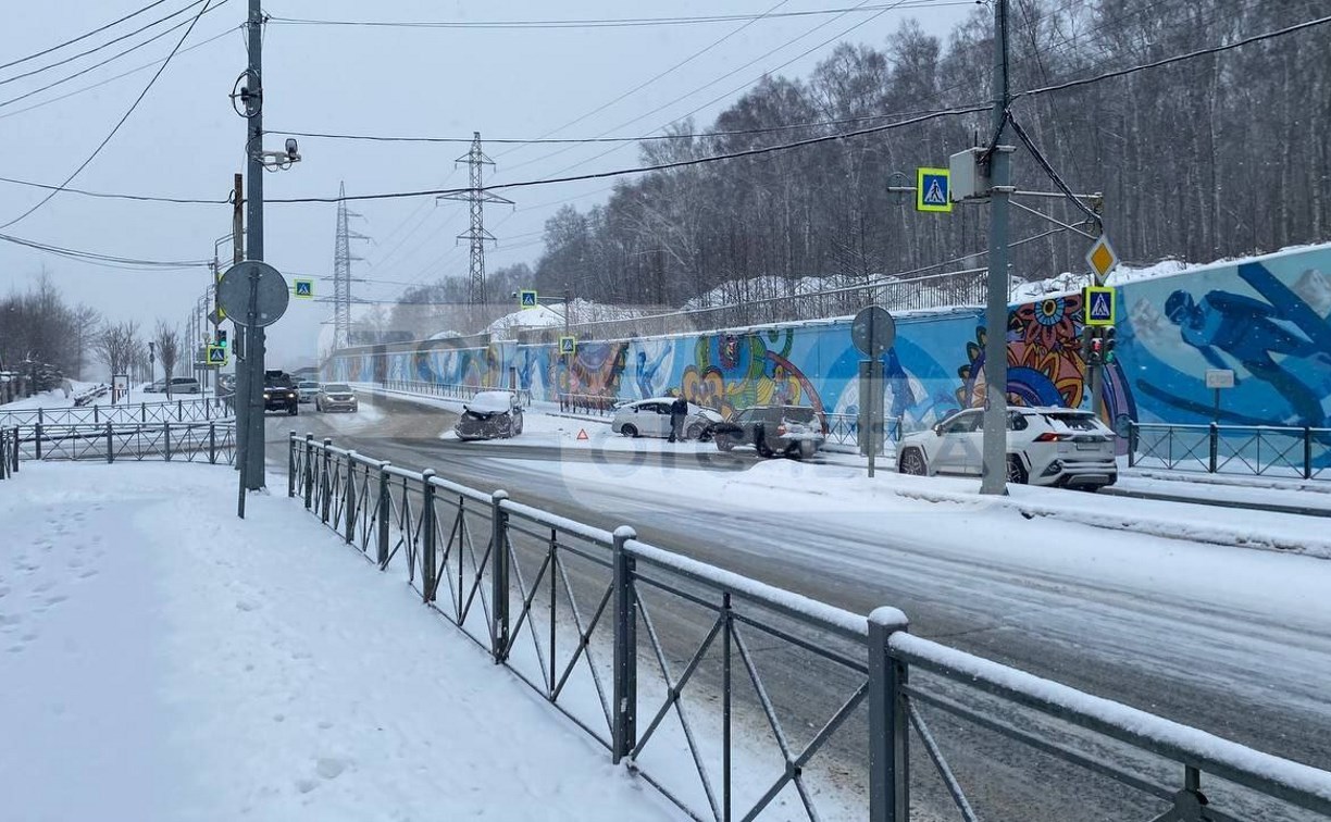 Жесткое ДТП в Южно-Сахалинске: автомобиль вылетел в ограждение 