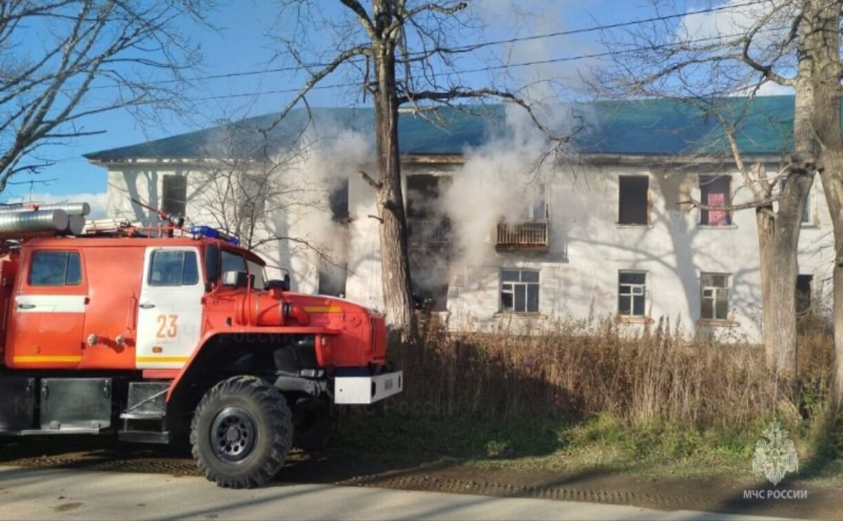 В Соколе тушили пожар в расселённом доме 