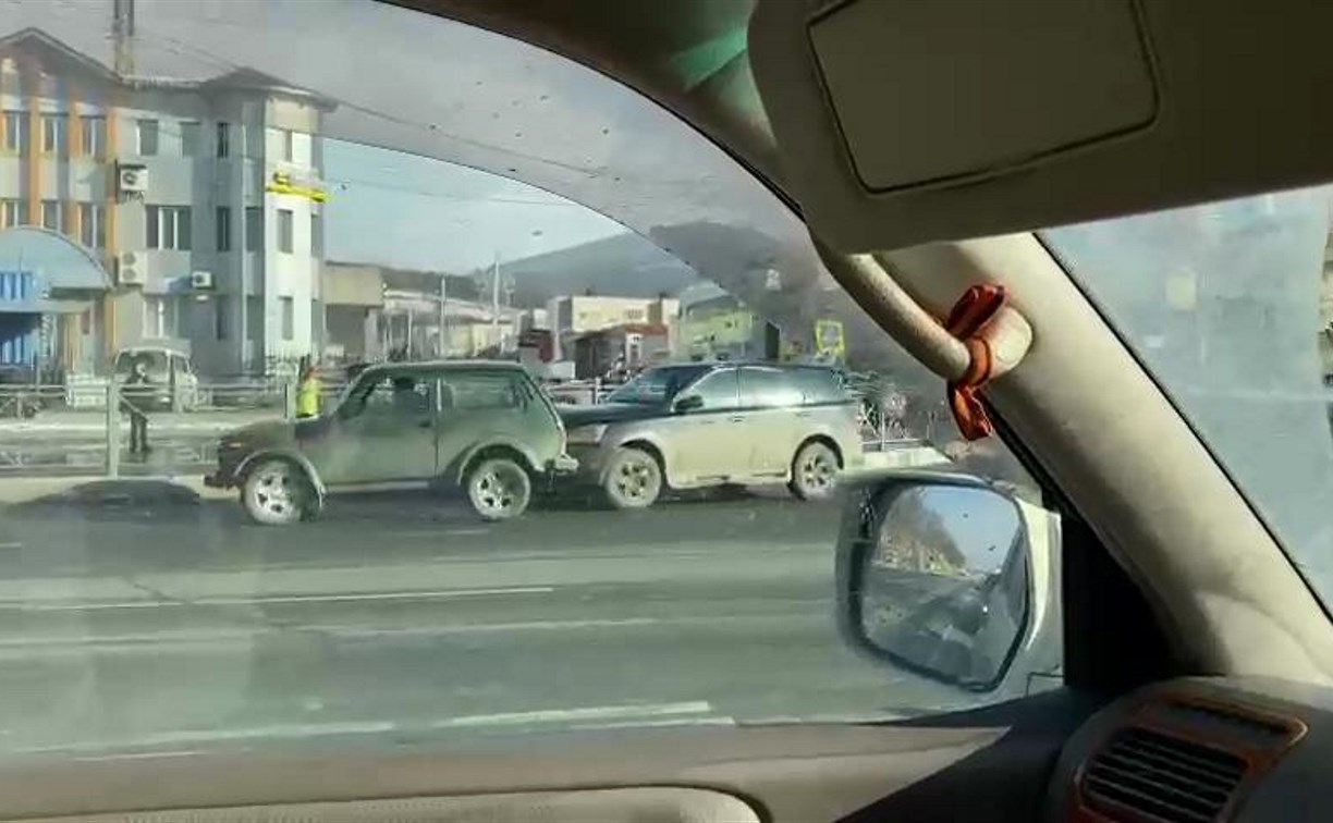 Водитель на "КИА" вытолкал "Ниву" с перекрёстка в Южно-Сахалинске