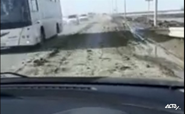 Жители Анивского района жалуются на грязные дороги