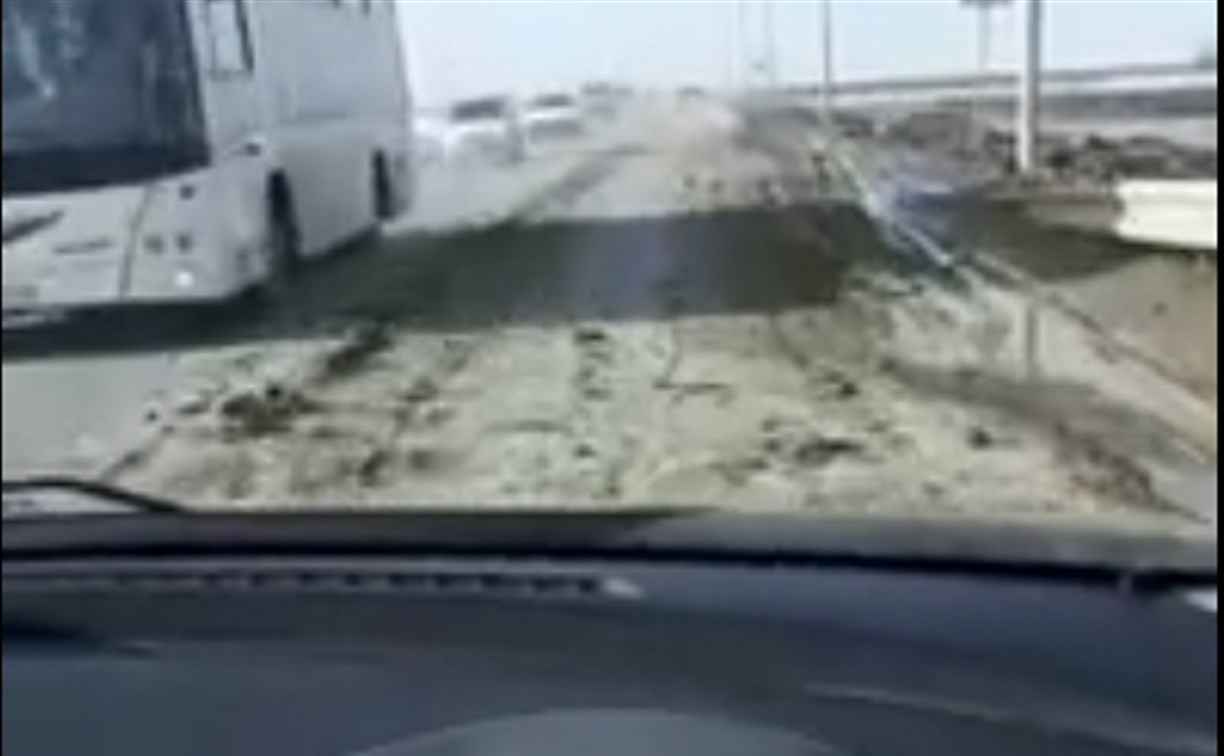 Жители Анивского района жалуются на грязные дороги