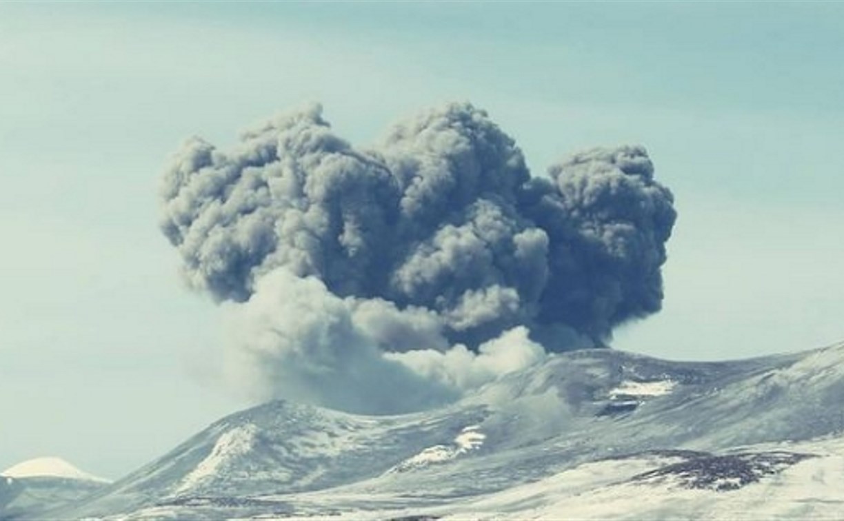 Вулкан Эбеко снова выбросил столб пепла на Курилах