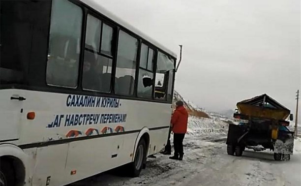 Пассажирский автобус и большегруз столкнулись в Холмском районе