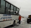 Пассажирский автобус и большегруз столкнулись в Холмском районе