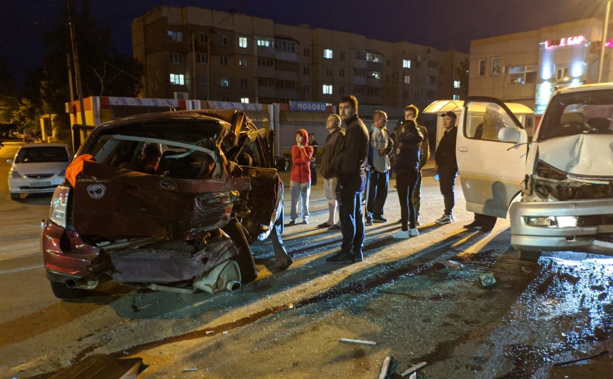 "Машины в мясо": при столкновении в районе аэропорта Южно-Сахалинска пострадали два человека