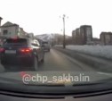 Чёрный кроссовер жёстко подрезал автомобиль в Южно-Сахалинске
