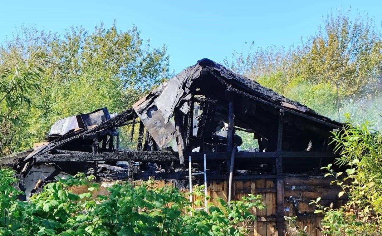 В Поронайске потушили пожар в нежилом доме