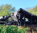В Поронайске потушили пожар в нежилом доме