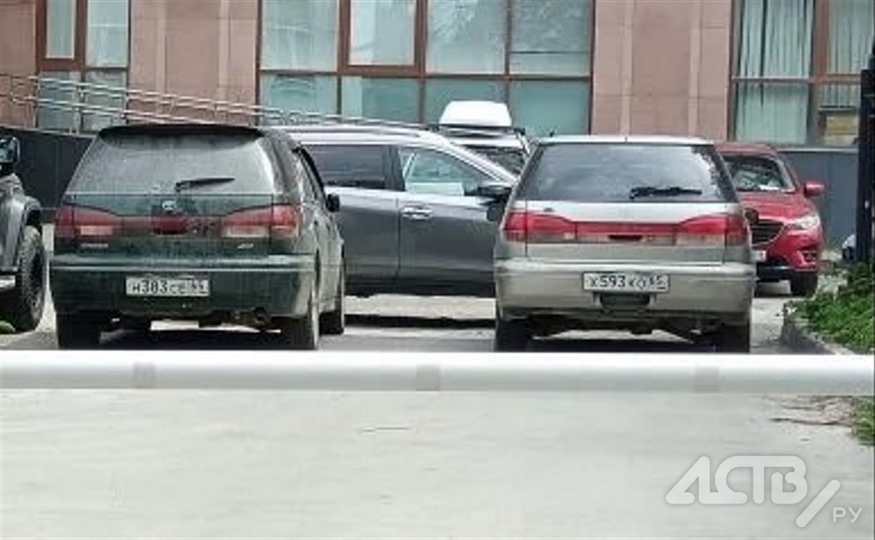 Два автохама на два часа заблокировали авто нескольких организаций в Южно-Сахалинске 