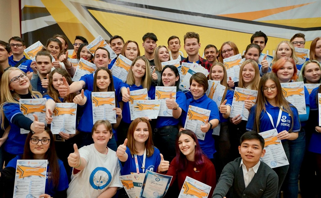 Золотые значки получили 80 учеников школы волонтеров на Сахалине