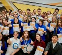 Золотые значки получили 80 учеников школы волонтеров на Сахалине