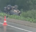 Автомобиль улетел в кювет и перевернулся на крышу в Южно-Сахалинске