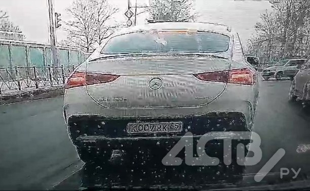 Лихач на элитном Mercedes промчался по встречке в центре Южно-Сахалинска