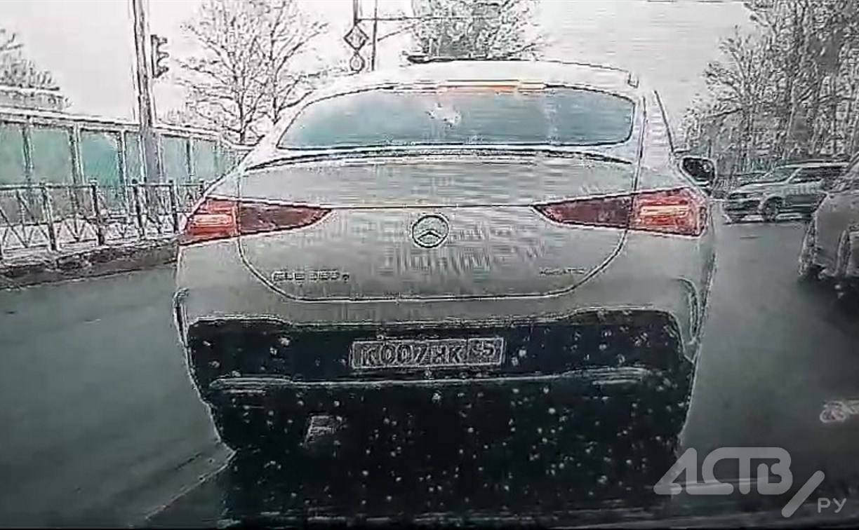 Лихач на элитном Mercedes промчался по встречке в центре Южно-Сахалинска