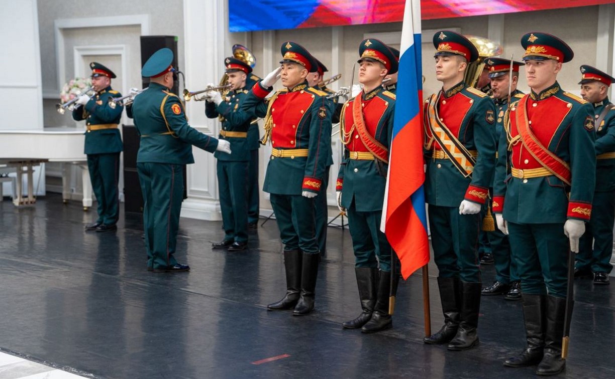 Связь поколений и верность воинскому долгу: Южно-Сахалинск чествует защитников Отечества