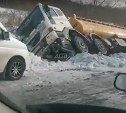 На Сахалине бензовоз опрокинулся в кювет