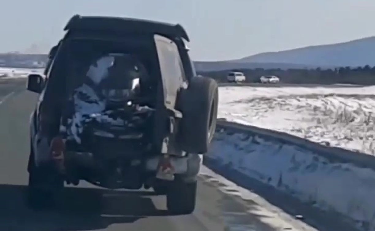 "А вам слабо?": сахалинец приехал на рыбалку со снегоходом в багажнике